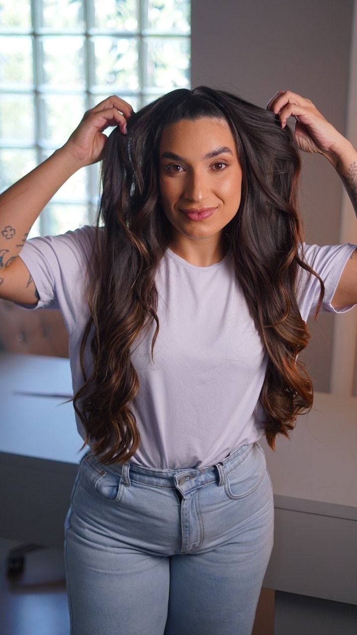 Karol Morais com ondas soltas, o penteado pronto